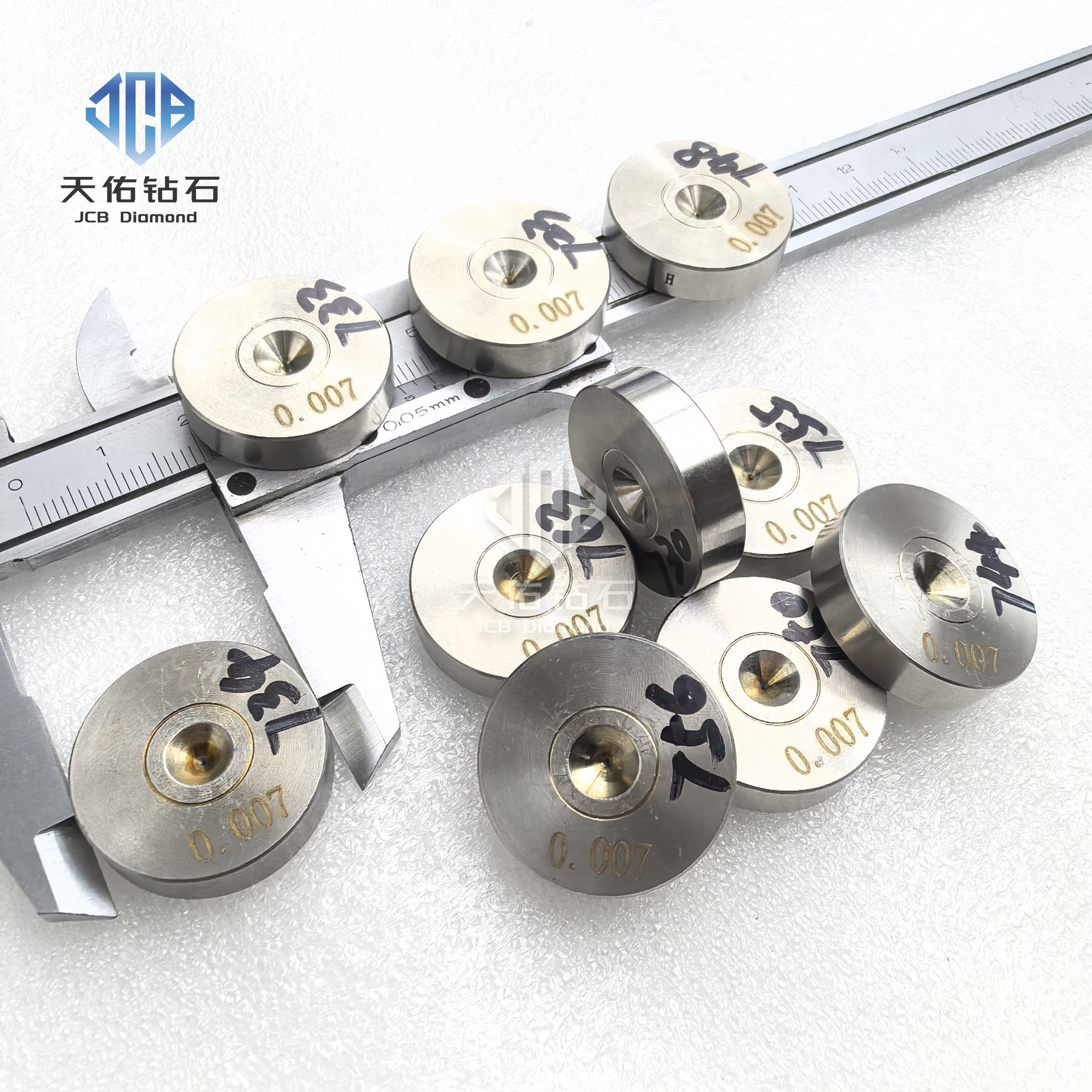 Натуральная алмазная волочильная матрица, 25 мм x 8 мм. Диаметр отверстия: 0,165 мм.